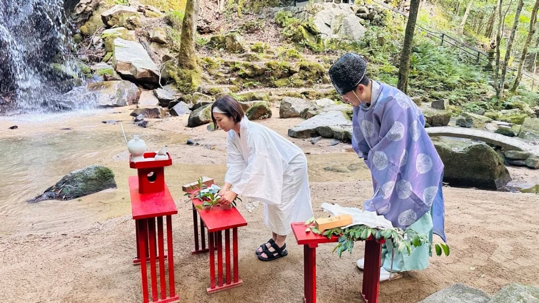 滝行前の御祈祷